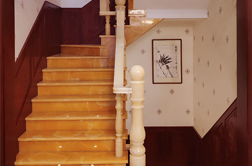 宁国中式别墅室内汉白玉石楼梯的定制安装装饰效果